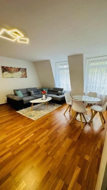 Villeta Aspern Near U1/ U2 Donauspital * Viena